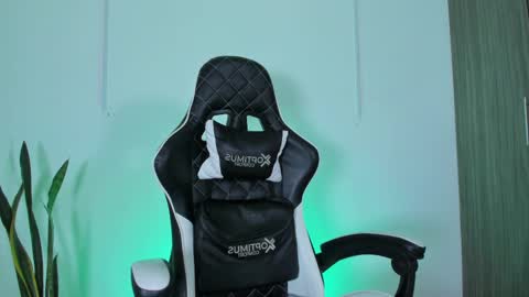 Snapshot of nickyblazze_ chatting on October 6, 11:51 am Nicky online show from October 6, 11:51 am