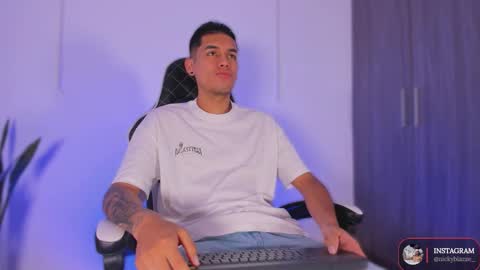 Snapshot of nickyblazze_ chatting on October 20, 11:54 am Nicky online show from October 20, 11:54 am