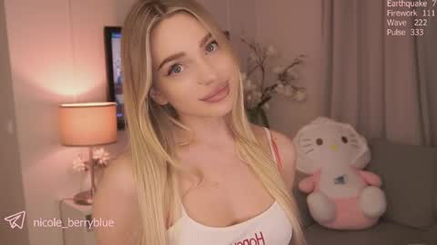 Snapshot of nicole_blueberry chatting on June 1, 10:33 pm Nicole online show from June 1, 10:33 pm