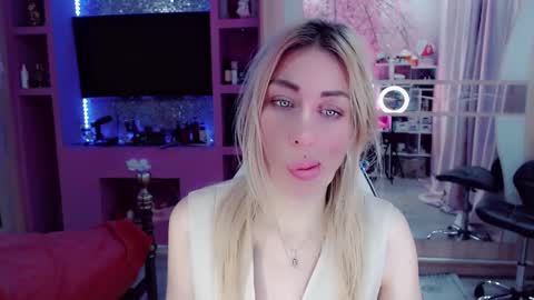 Snapshot of nicole_g0ld_ chatting on December 15, 2:16 am Nicole online show from December 15, 2:16 am