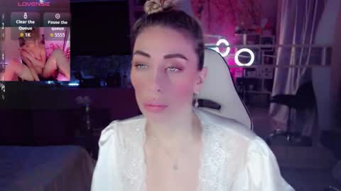 Snapshot of nicole_g0ld_ chatting on December 21, 3:46 am Nicole online show from December 21, 3:46 am