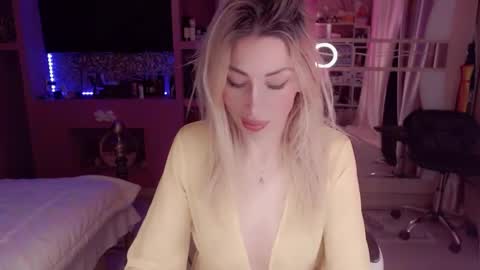 Snapshot of nicole_g0ld_ chatting on January 10, 11:31 pm Nicole online show from January 10, 11:31 pm