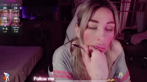 Snapshot of nicole_g0ld_ chatting on April 5, 1:36 am Nicole online show from April 5, 1:36 am