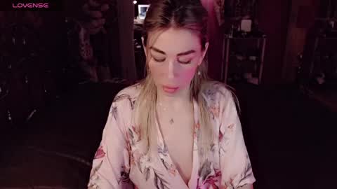 Snapshot of nicole_g0ld_ chatting on April 12, 7:52 pm Nicole online show from April 12, 7:52 pm