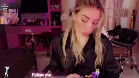 Snapshot of nicole_g0ld_ chatting on April 19, 11:29 pm Nicole online show from April 19, 11:29 pm