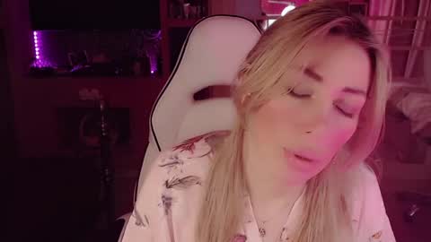 Snapshot of nicole_g0ld_ chatting on April 27, 5:38 am Nicole online show from April 27, 5:38 am