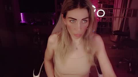 Snapshot of nicole_g0ld_ chatting on May 1, 9:52 pm Nicole online show from May 1, 9:52 pm