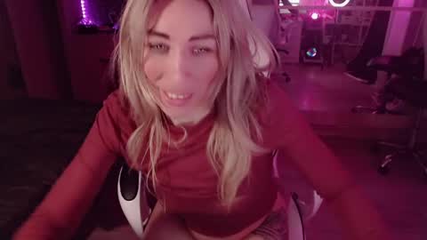Snapshot of nicole_g0ld_ chatting on May 4, 11:34 pm Nicole online show from May 4, 11:34 pm