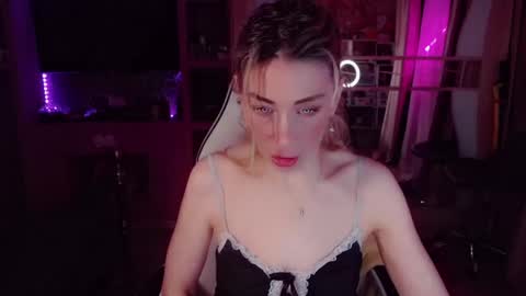 Snapshot of nicole_g0ld_ chatting on May 9, 10:48 pm Nicole online show from May 9, 10:48 pm