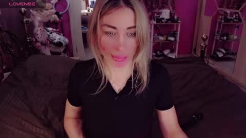 Snapshot of nicole_g0ld_ chatting on May 10, 6:35 pm Nicole online show from May 10, 6:35 pm