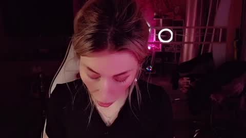 Snapshot of nicole_g0ld_ chatting on May 11, 6:41 am Nicole online show from May 11, 6:41 am