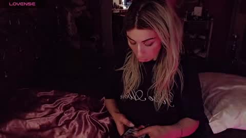 Snapshot of nicole_g0ld_ chatting on May 15, 7:48 am Nicole online show from May 15, 7:48 am