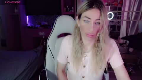 Snapshot of nicole_g0ld_ chatting on June 21, 7:05 pm Nicole online show from June 21, 7:05 pm