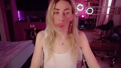 Snapshot of nicole_g0ld_ chatting on June 30, 3:18 am Nicole online show from June 30, 3:18 am