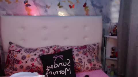 Snapshot of nicole_lewlls chatting on February 16, 11:39 am Nicole online show from February 16, 11:39 am