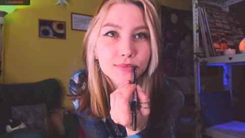 Snapshot of nicole_matt chatting on October 15, 2:44 am Nicole online show from October 15, 2:44 am