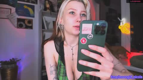 Snapshot of nicole_matt chatting on May 15, 10:39 pm Nicole online show from May 15, 10:39 pm