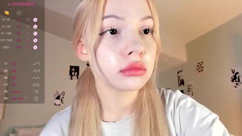 Snapshot of nicole_yo chatting on February 21, 9:32 pm Mary online show from February 21, 9:32 pm