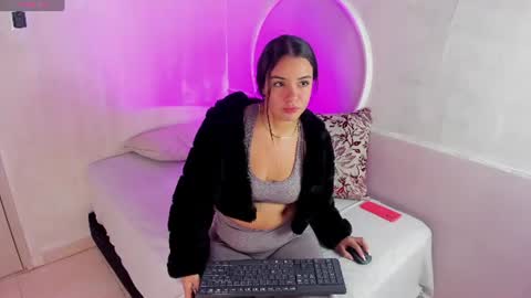 Snapshot of nicolee_blair chatting on June 27, 12:22 pm Nicole online show from June 27, 12:22 pm