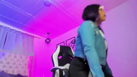 Snapshot of nicolee_millerr chatting on January 10, 12:40 pm nicolee millerr online show from January 10, 12:40 pm