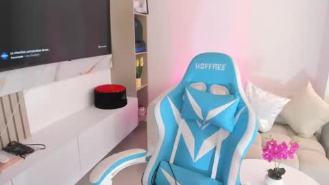 Nicolle online show from May 24, 5:40 pm