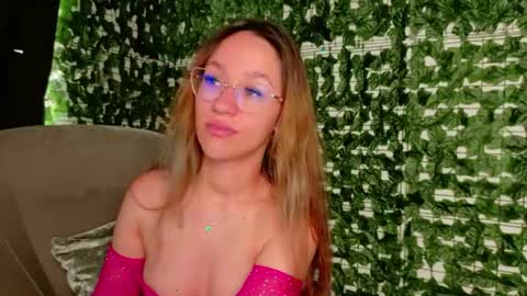 Snapshot of nicoleirisxxx chatting on June 22, 5:59 am nicoleirisxxx online show from June 22, 5:59 am