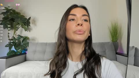 Snapshot of nicoleluuv chatting on December 2, 4:31 pm Dua Lipa online show from December 2, 4:31 pm