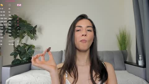 Snapshot of nicoleluuv chatting on December 18, 4:28 pm Dua Lipa online show from December 18, 4:28 pm