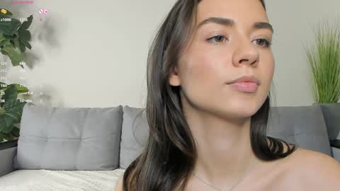 Snapshot of nicoleluuv chatting on December 19, 7:18 pm Dua Lipa online show from December 19, 7:18 pm