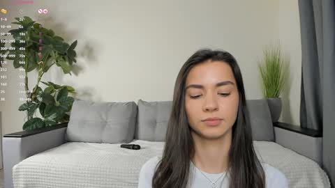 Snapshot of nicoleluuv chatting on December 20, 4:14 pm Dua Lipa online show from December 20, 4:14 pm