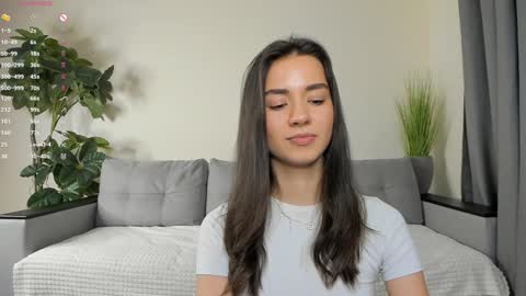 Snapshot of nicoleluuv chatting on December 20, 7:17 pm Dua Lipa online show from December 20, 7:17 pm
