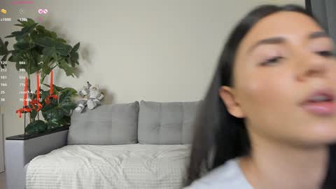 Snapshot of nicoleluuv chatting on December 25, 7:13 pm Dua Lipa online show from December 25, 7:13 pm