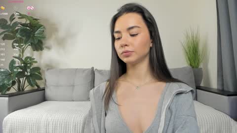 Snapshot of nicoleluuv chatting on January 16, 1:04 pm Dua Lipa online show from January 16, 1:04 pm