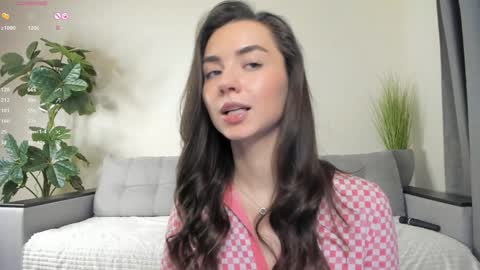 Snapshot of nicoleluuv chatting on February 2, 7:14 pm Dua Lipa online show from February 2, 7:14 pm
