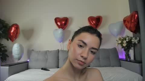 Snapshot of nicoleluuv chatting on February 13, 7:21 pm Dua Lipa online show from February 13, 7:21 pm