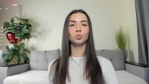 Snapshot of nicoleluuv chatting on February 28, 1:14 pm Dua Lipa online show from February 28, 1:14 pm
