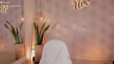 Snapshot of nicolemorelli2 chatting on March 26, 1:49 pm Andrea give it a thumbs up please its important online show from March 26, 1:49 pm