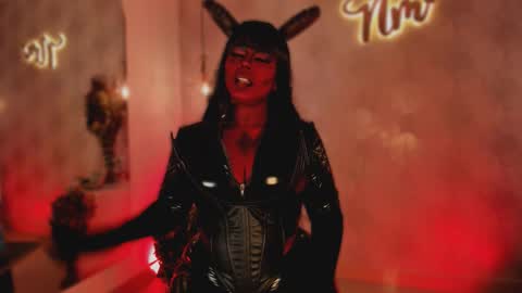 Snapshot of nicolemorelli2 chatting on March 27, 3:01 pm Andrea give it a thumbs up please its important online show from March 27, 3:01 pm