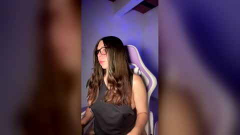 Nicol independent model online show from April 19, 3:11 pm