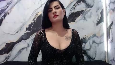 nicolle gomes online show from December 18, 7:31 pm
