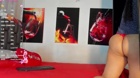 Snapshot of nicolle_hanks1 chatting on October 24, 2:19 am nicolle_hanks1 online show from October 24, 2:19 am