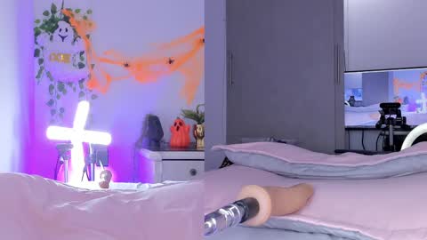 Nicolle Saenzz online show from October 6, 10:40 pm