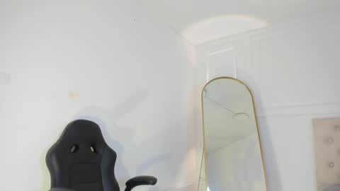 Nicol online show from February 15, 9:44 pm