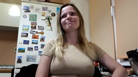 Snapshot of nidarobichau chatting on October 1, 3:51 pm Mila online show from October 1, 3:51 pm