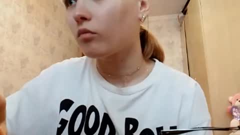 Ella online show from April 6, 3:24 pm