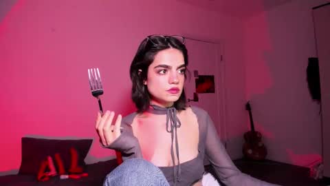 Snapshot of nightfloatt chatting on December 21, 3:52 pm Daisy online show from December 21, 3:52 pm