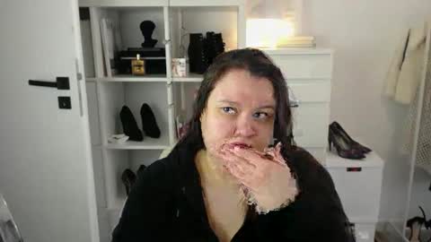 Holly online show from March 25, 7:14 am