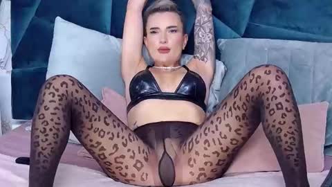 Snapshot of nightshadeiris chatting on October 4, 8:01 am Iris online show from October 4, 8:01 am