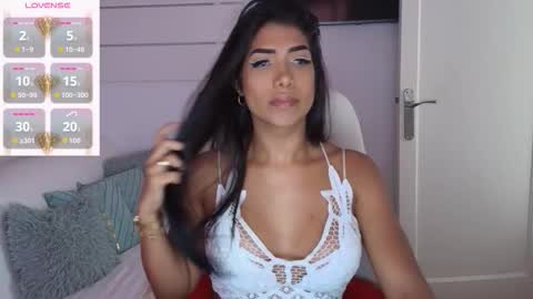 Nicolle Bustamante online show from October 16, 11:55 am