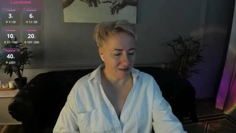 Snapshot of nika_smit chatting on November 15, 6:00 am Nika online show from November 15, 6:00 am